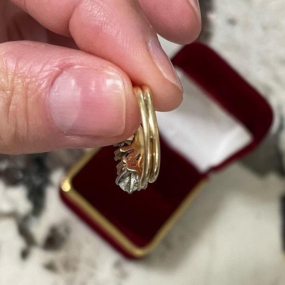 Vintage early 80βs .25 Karat & 4 Small Diamonds Set in 14K Yellow Gold Size 3.75 - Picture 11 of 12